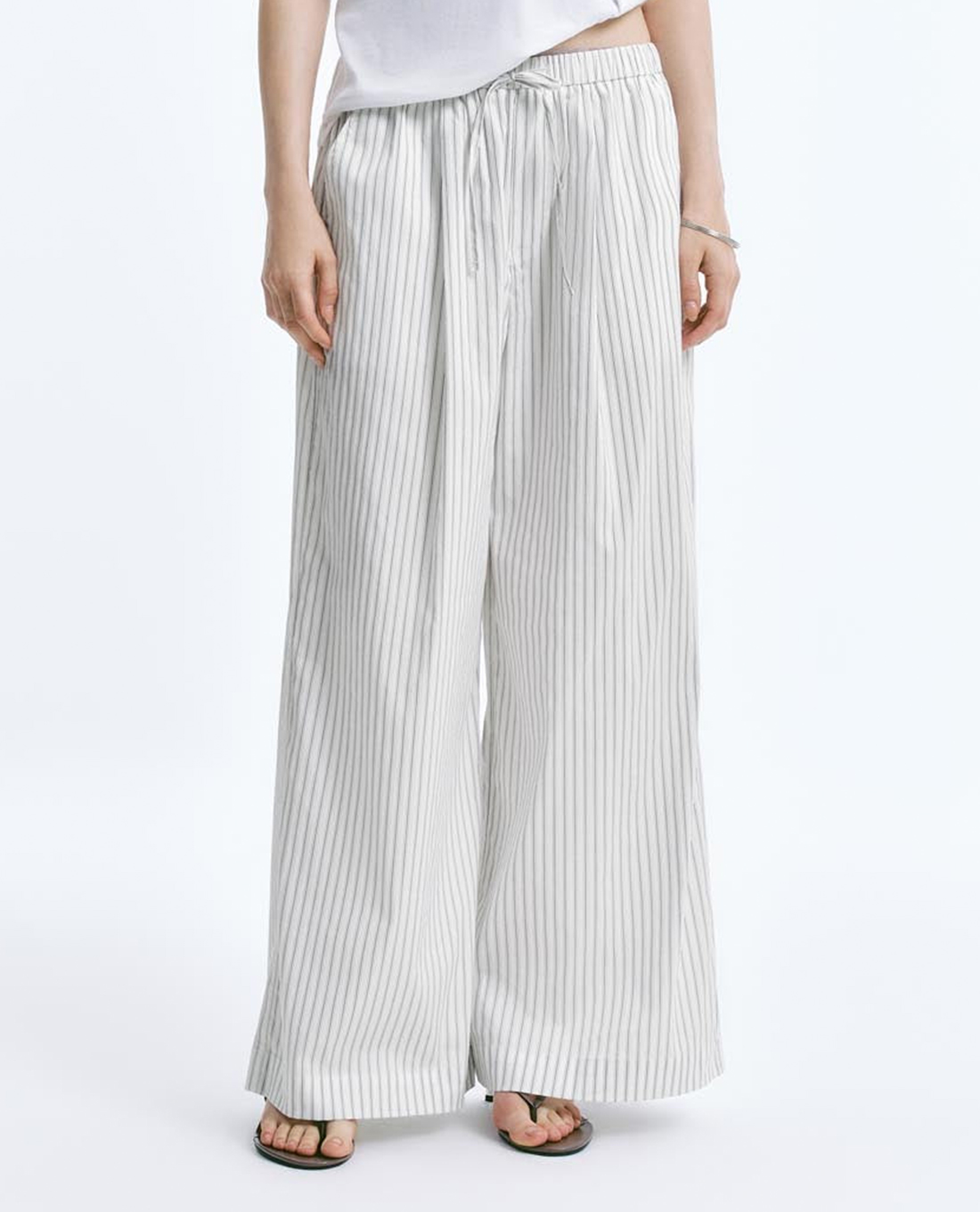 URBAN REVIVO - Quần nữ ống rộng kẻ sọc lưng thun