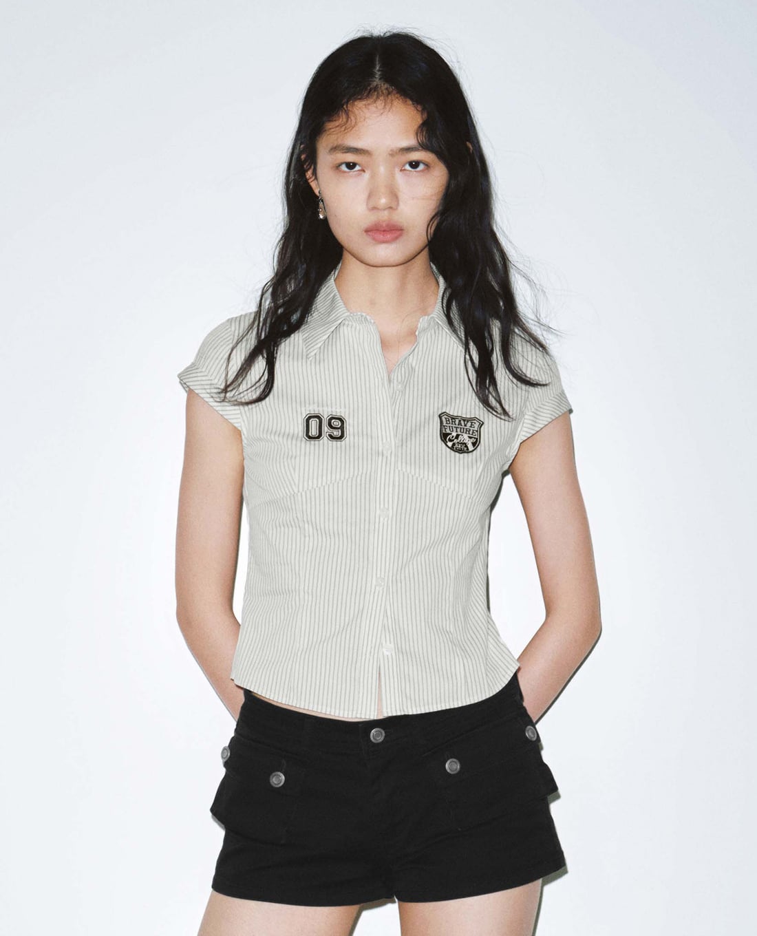 URBAN REVIVO - Áo sơ mi nữ tay ngắn kẻ sọc phom croptop