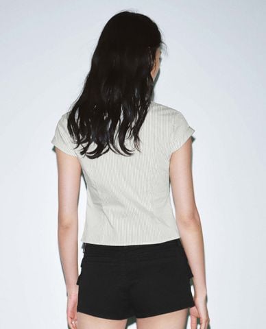  URBAN REVIVO - Áo sơ mi nữ tay ngắn kẻ sọc phom croptop 