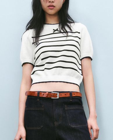  URBAN REVIVO - Áo dệt kim nữ cổ tròn sọc ngang phối nơ 