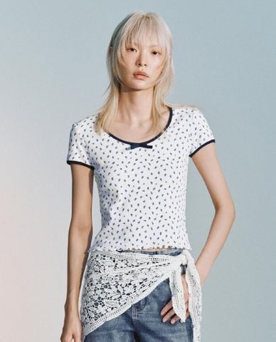  URBAN REVIVO - Áo thun nữ cổ tròn tay ngắn hoa nhí 