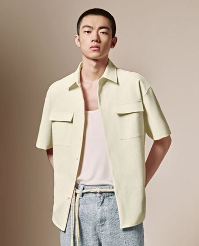  URBAN REVIVO - Áo sơ mi nam cổ bẻ tay ngắn phối túi hộp 