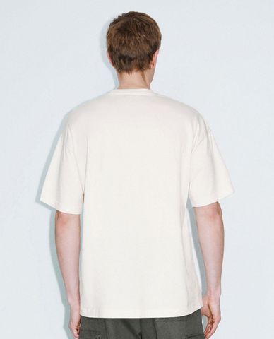  URBAN REVIVO - Áo thun nam cổ tròn tay ngắn in họa tiết 