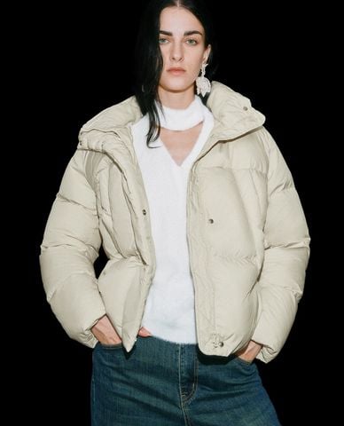  URBAN REVIVO - Áo khoác phao nữ cổ cao tay dài phối mũ 