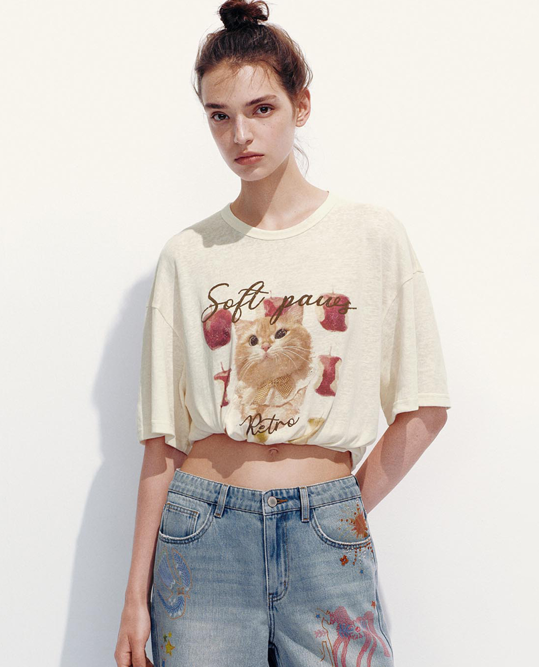 URBAN REVIVO - Áo thun nữ cổ tròn tay ngắn in họa tiết