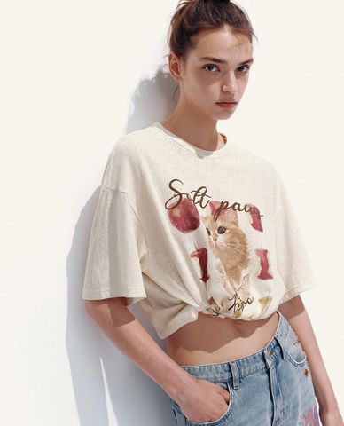  URBAN REVIVO - Áo thun nữ cổ tròn tay ngắn in họa tiết 