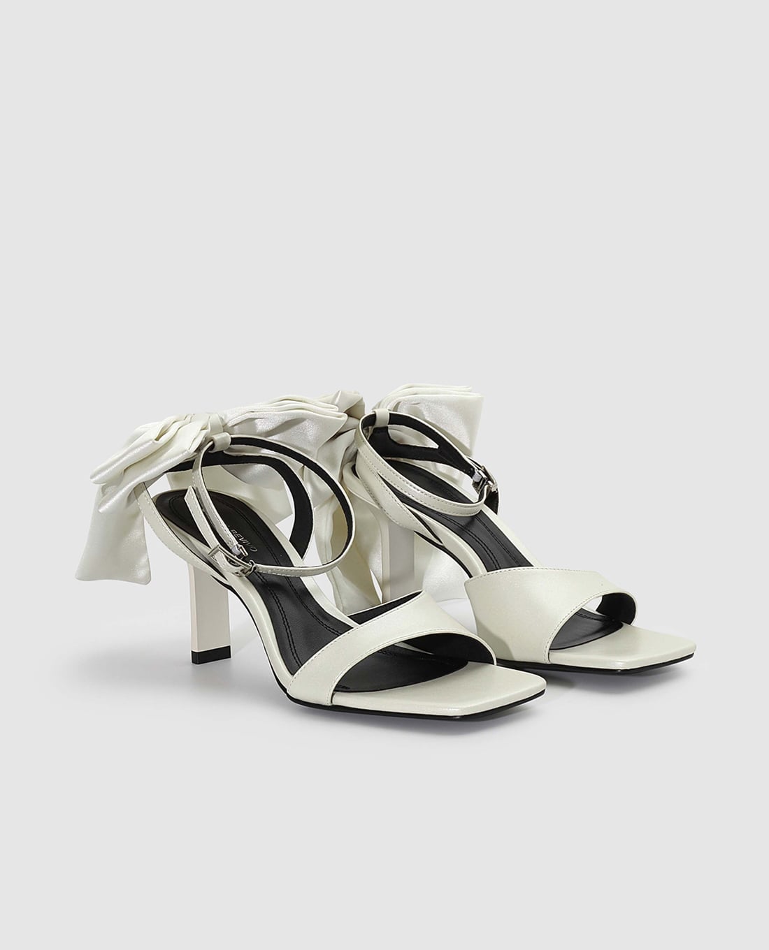 Urban Revivo giày sandals cao gót nữ mũi vuông phối nơ màu trắng