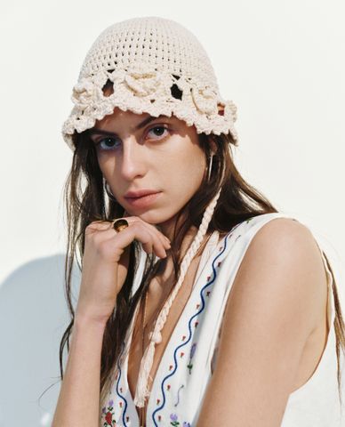  URBAN REVIVO - Nón len nữ họa tiết hoa kèm dây buộc 