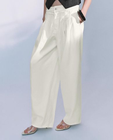  URBAN REVIVO - Quần jeans nữ ống rộng xếp li 