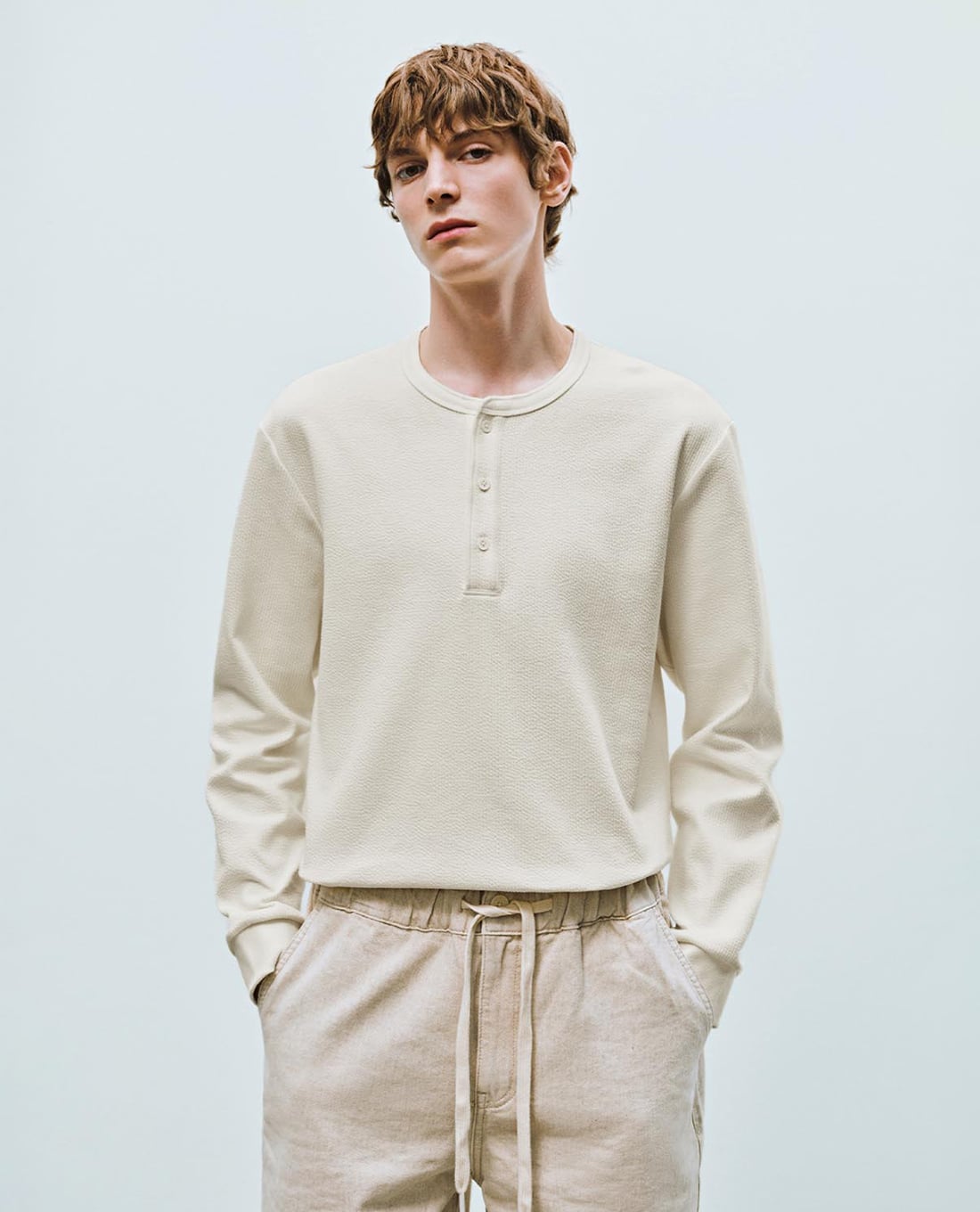 URBAN REVIVO - Áo thun nam cổ tròn tay dài phối nút