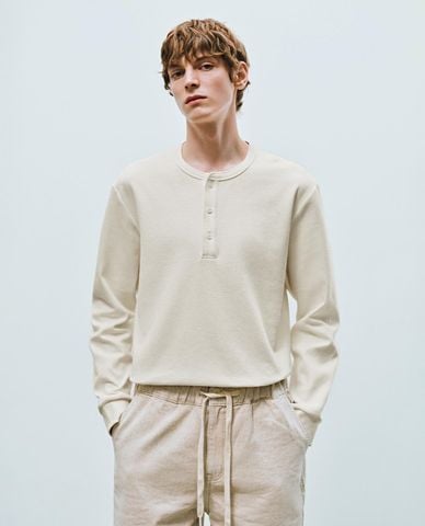  URBAN REVIVO - Áo thun nam cổ tròn tay dài phối nút 