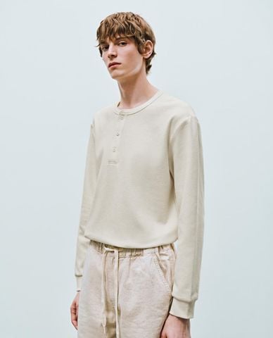  URBAN REVIVO - Áo thun nam cổ tròn tay dài phối nút 