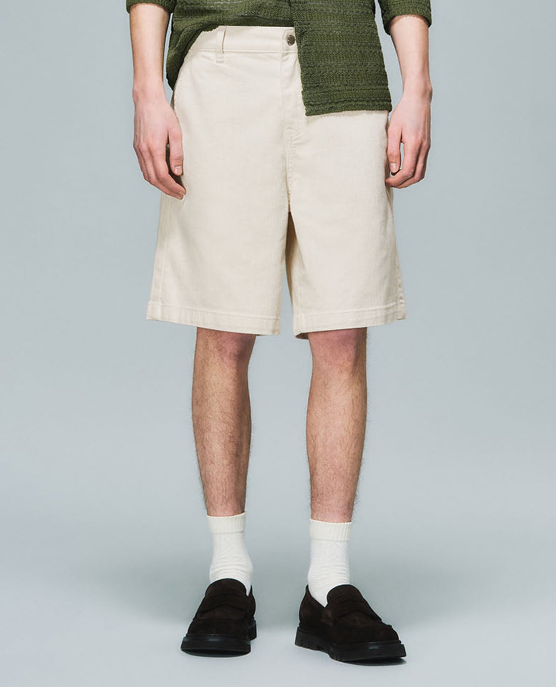 URBAN REVIVO - Quần short jeans nam ngang gối