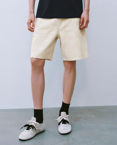  URBAN REVIVO - Quần short jeans nam hiện đại 