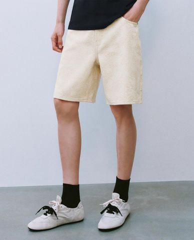  URBAN REVIVO - Quần short jeans nam hiện đại 