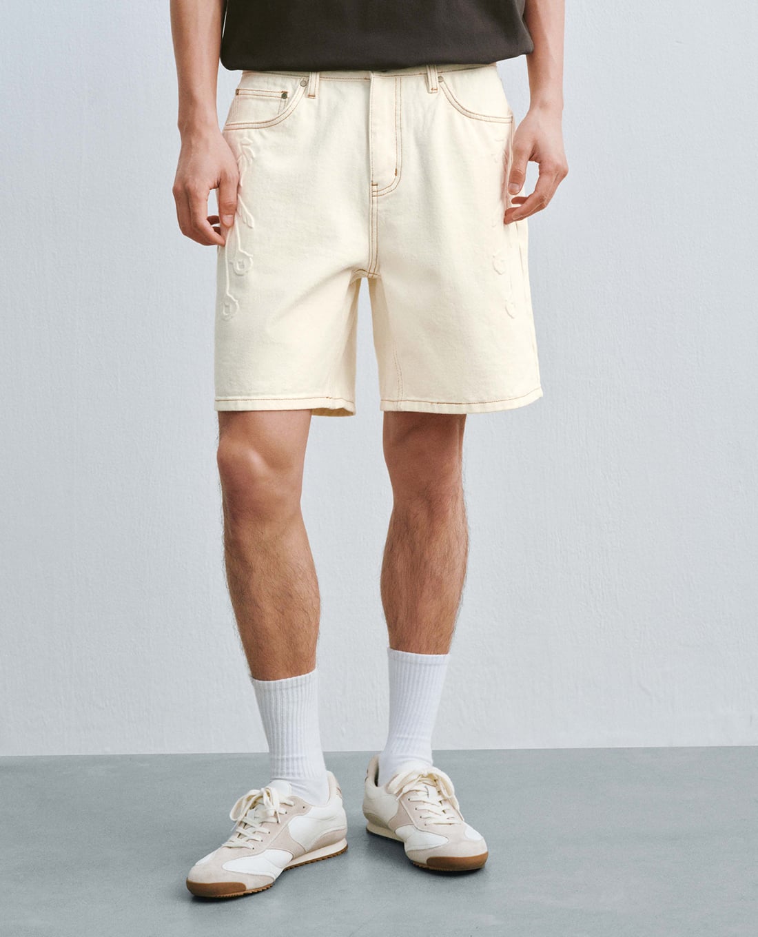 URBAN REVIVO - Quần short jeans nam họa tiết dệt nổi