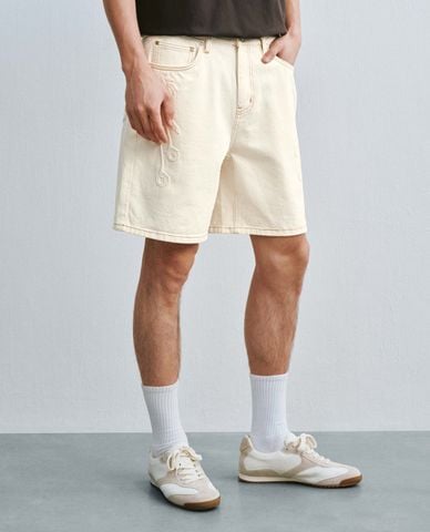  URBAN REVIVO - Quần short jeans nam họa tiết dệt nổi 