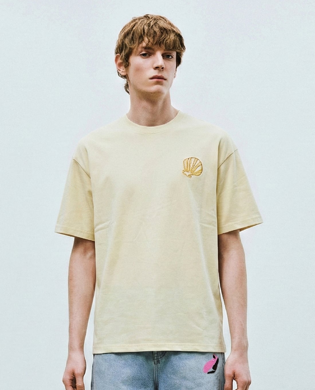 URBAN REVIVO - Áo thun nam cổ tròn tay ngắn in họa tiết