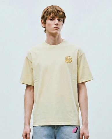  URBAN REVIVO - Áo thun nam cổ tròn tay ngắn in họa tiết 