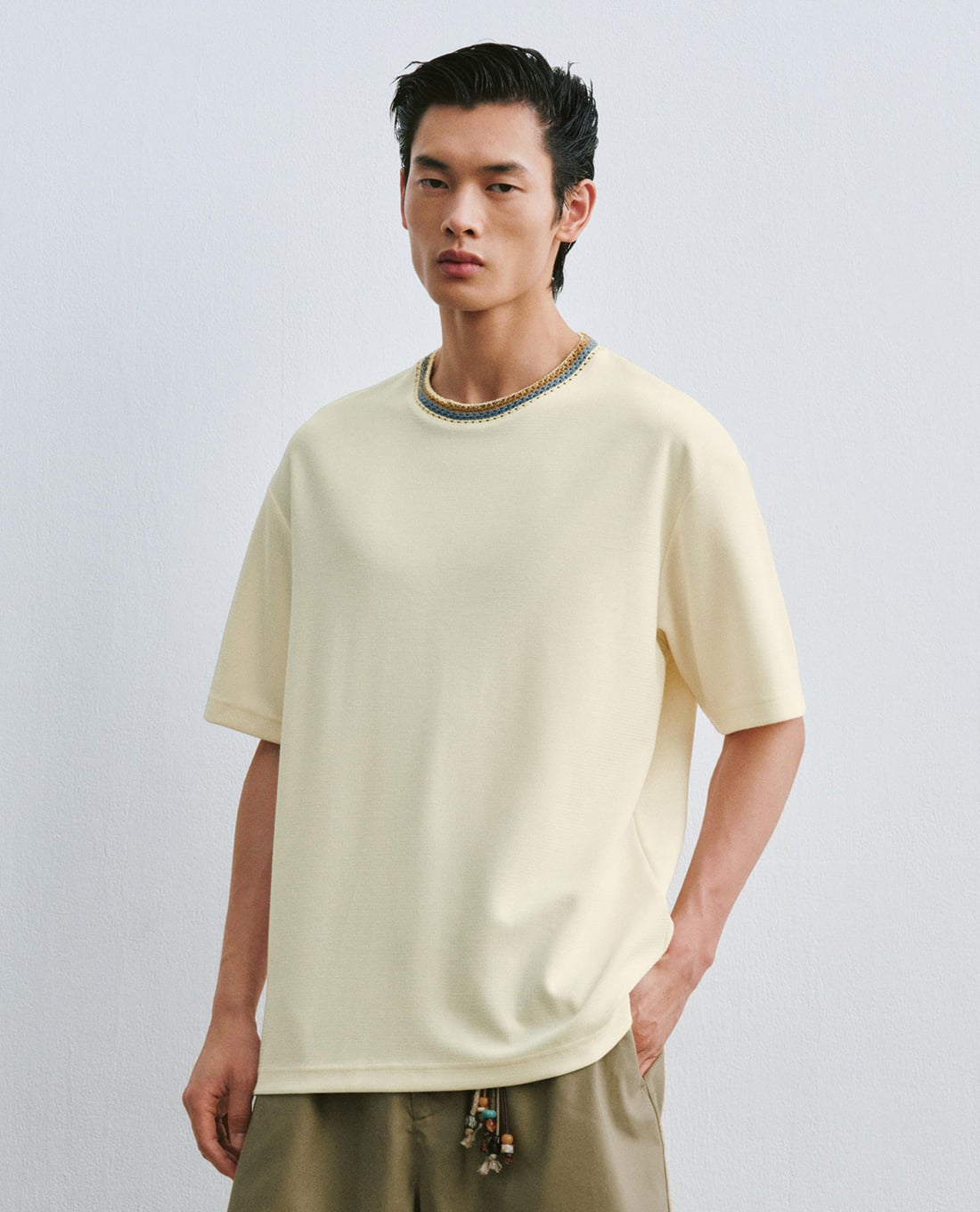 URBAN REVIVO - Áo thun nam cổ tròn tay ngắn viền dệt