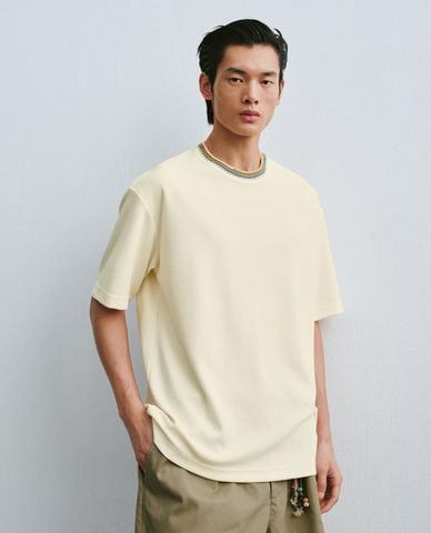  URBAN REVIVO - Áo thun nam cổ tròn tay ngắn viền dệt 