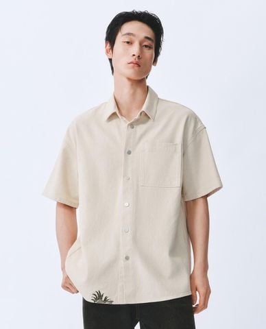  URBAN REVIVO - Áo sơ mi denim nam cổ bẻ tay ngắn 