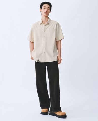  URBAN REVIVO - Áo sơ mi denim nam cổ bẻ tay ngắn 