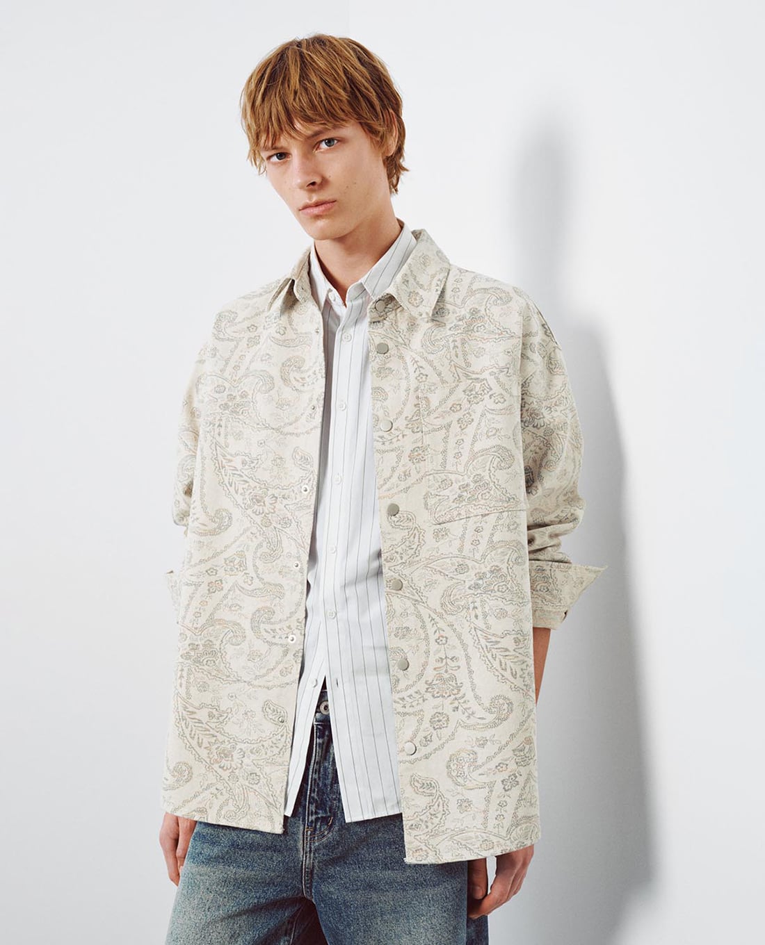 URBAN REVIVO - Áo sơ mi denim nam cổ bẻ in họa tiết