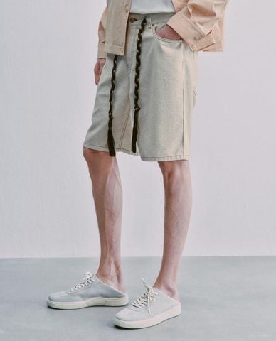  URBAN REVIVO - Quần short jeans nam phối dây tua rua 
