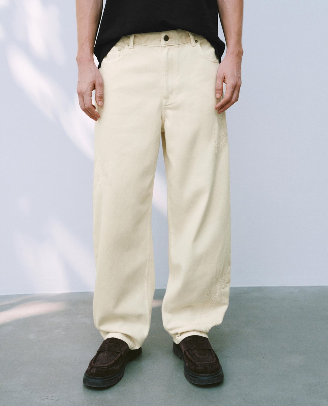 URBAN REVIVO - Quần jeans nam ống rộng thêu họa tiết