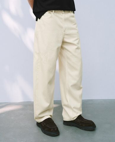  URBAN REVIVO - Quần jeans nam ống rộng thêu họa tiết 