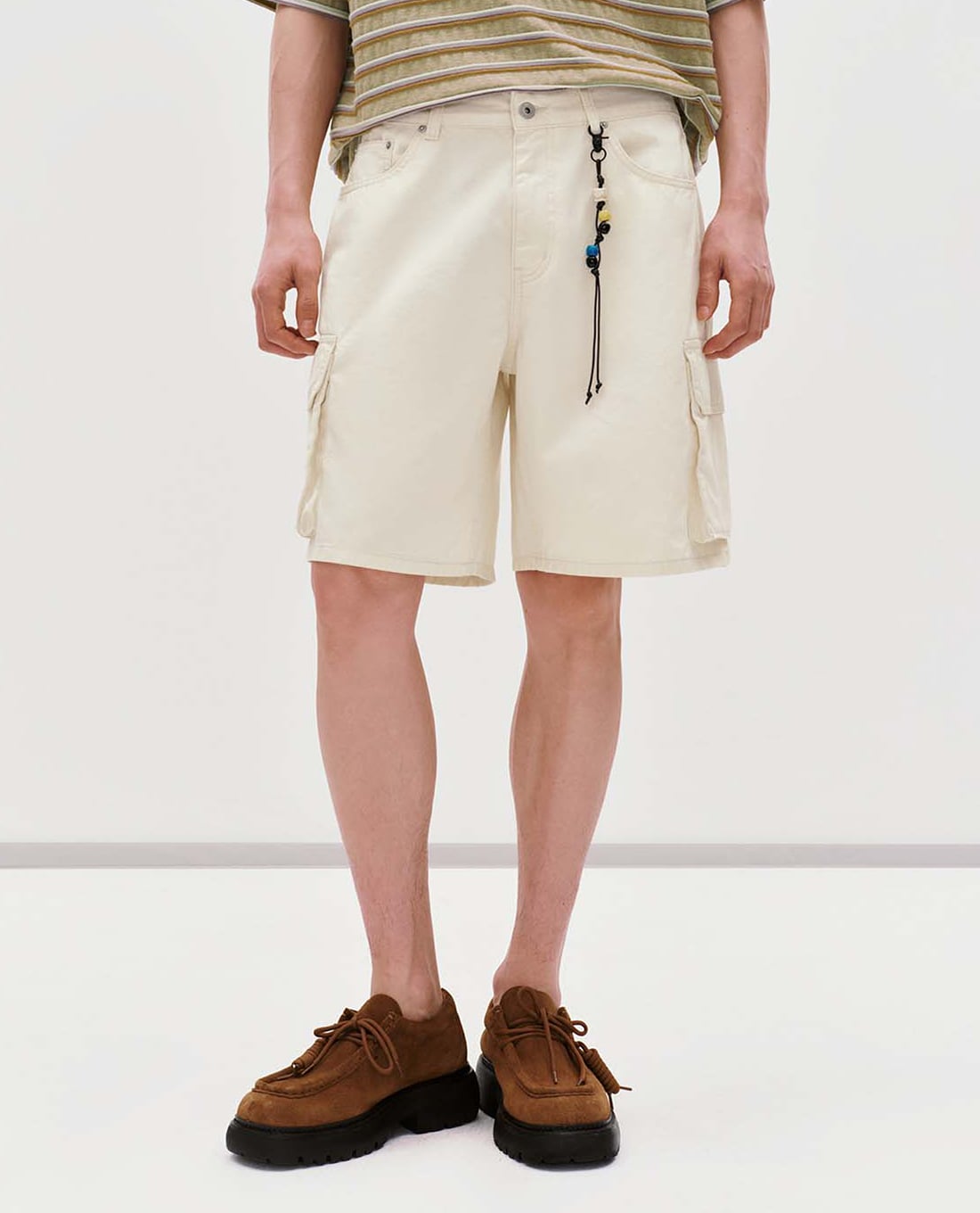 URBAN REVIVO - Quần short jeans nam túi hộp phối charm