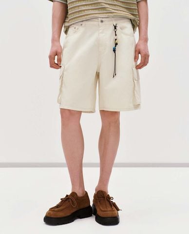  URBAN REVIVO - Quần short jeans nam túi hộp phối charm 