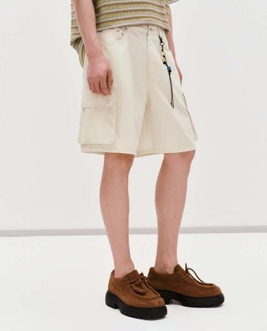  URBAN REVIVO - Quần short jeans nam túi hộp phối charm 