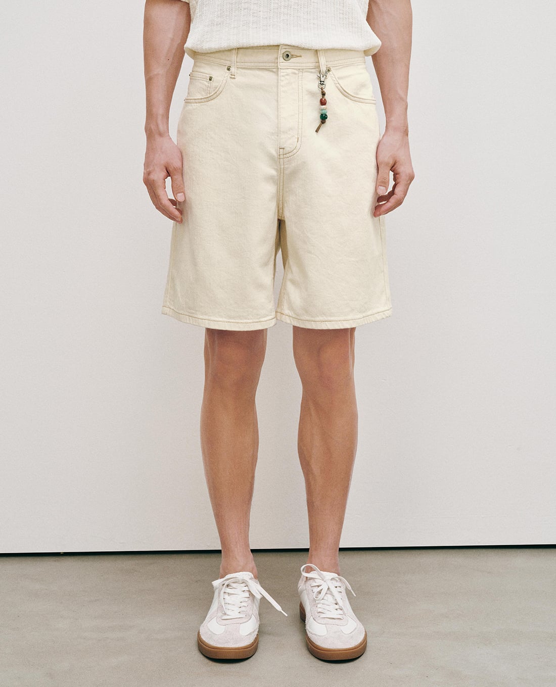 URBAN REVIVO - Quần short jeans nam phối móc khóa