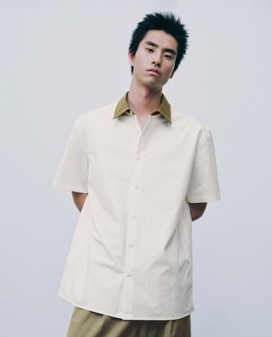  URBAN REVIVO - Áo sơ mi nam tay ngắn phối màu tương phản 