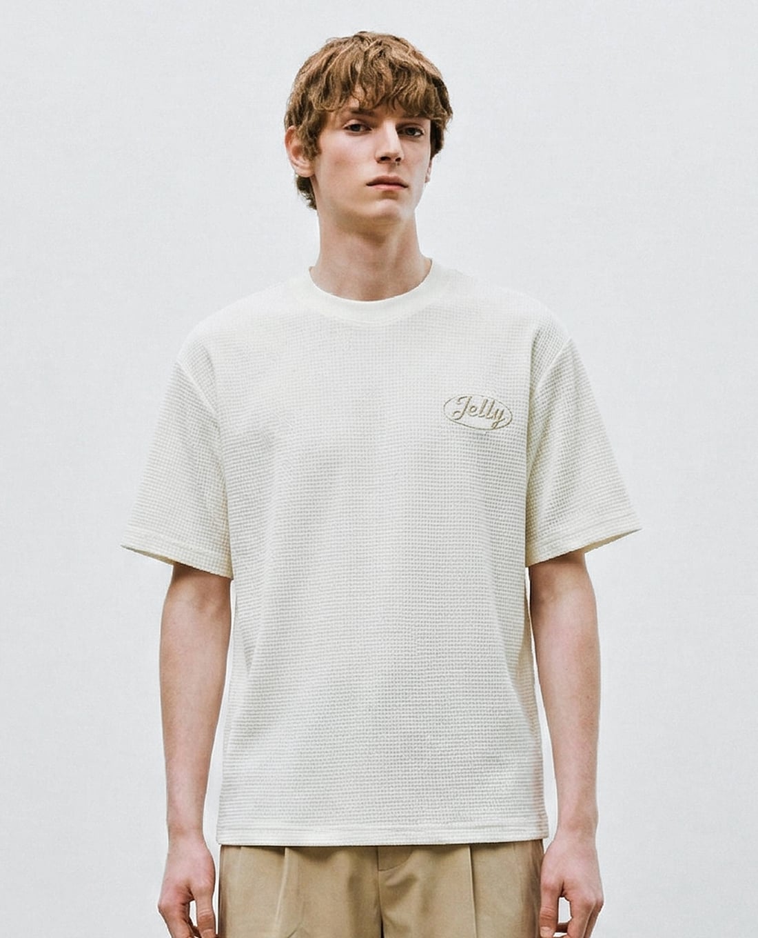 URBAN REVIVO - Áo thun nam cổ tròn tay ngắn thêu chữ