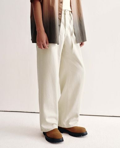  URBAN REVIVO - Quần jeans nam ống rộng phối dây rút 