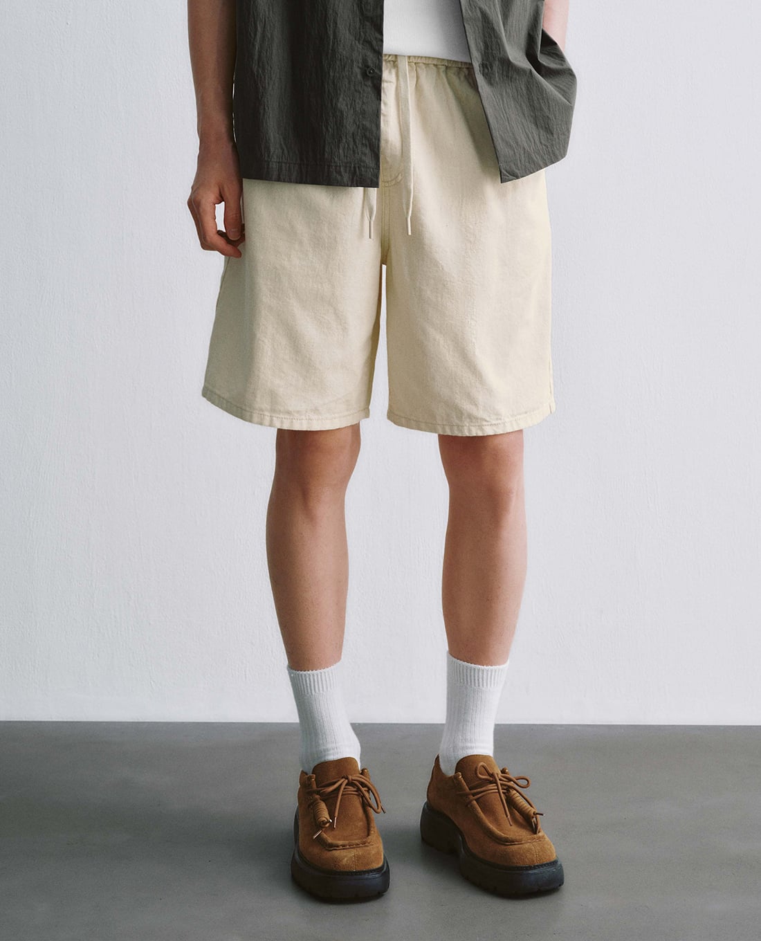 URBAN REVIVO - Quần short jeans nam lưng thun dây rút