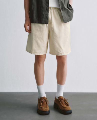  URBAN REVIVO - Quần short jeans nam lưng thun dây rút 