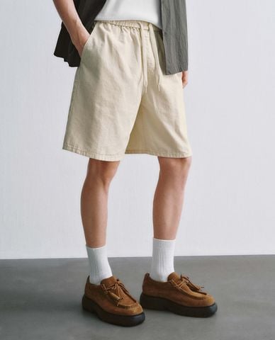  URBAN REVIVO - Quần short jeans nam lưng thun dây rút 