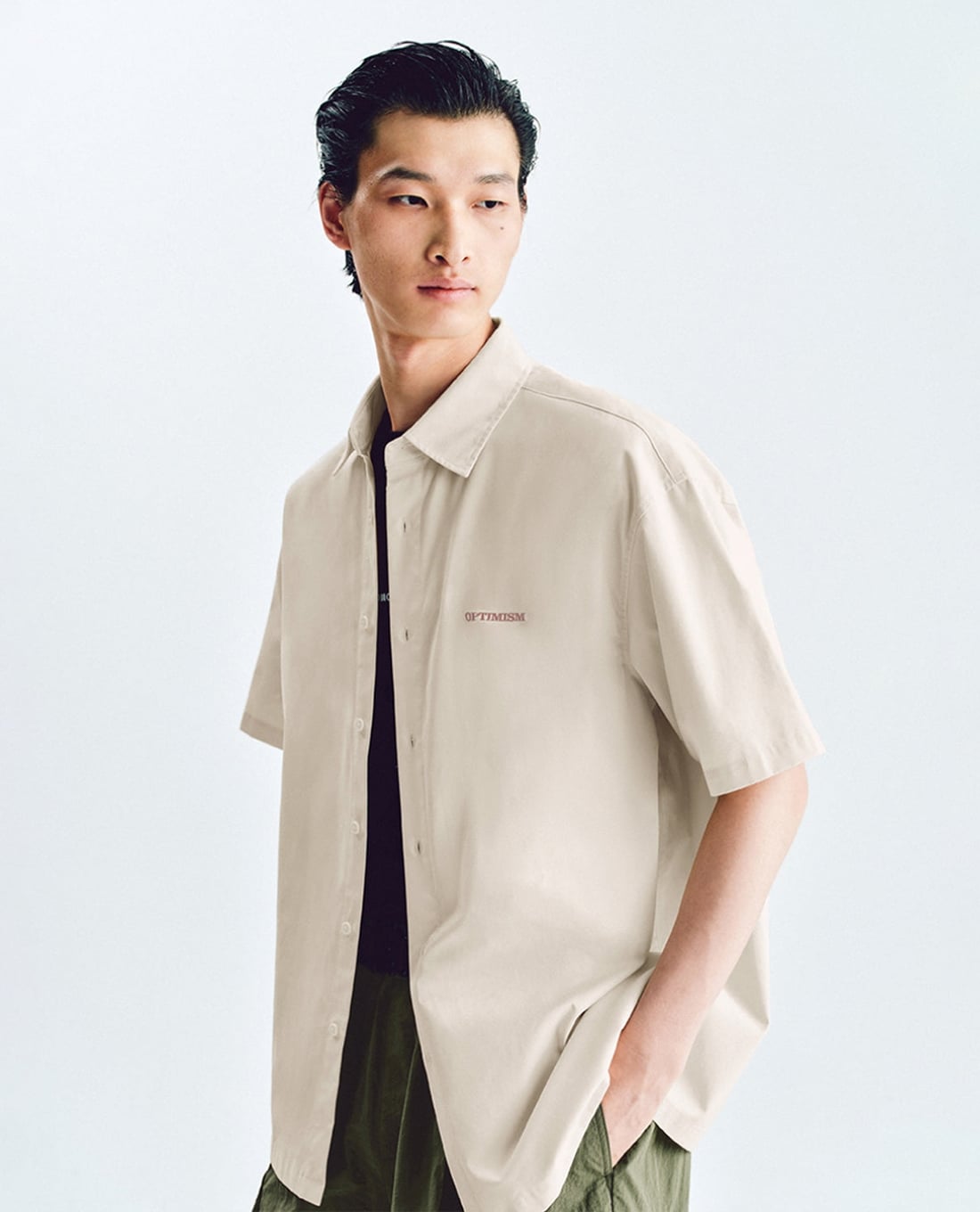 URBAN REVIVO - Áo sơ mi nam tay ngắn in họa tiết