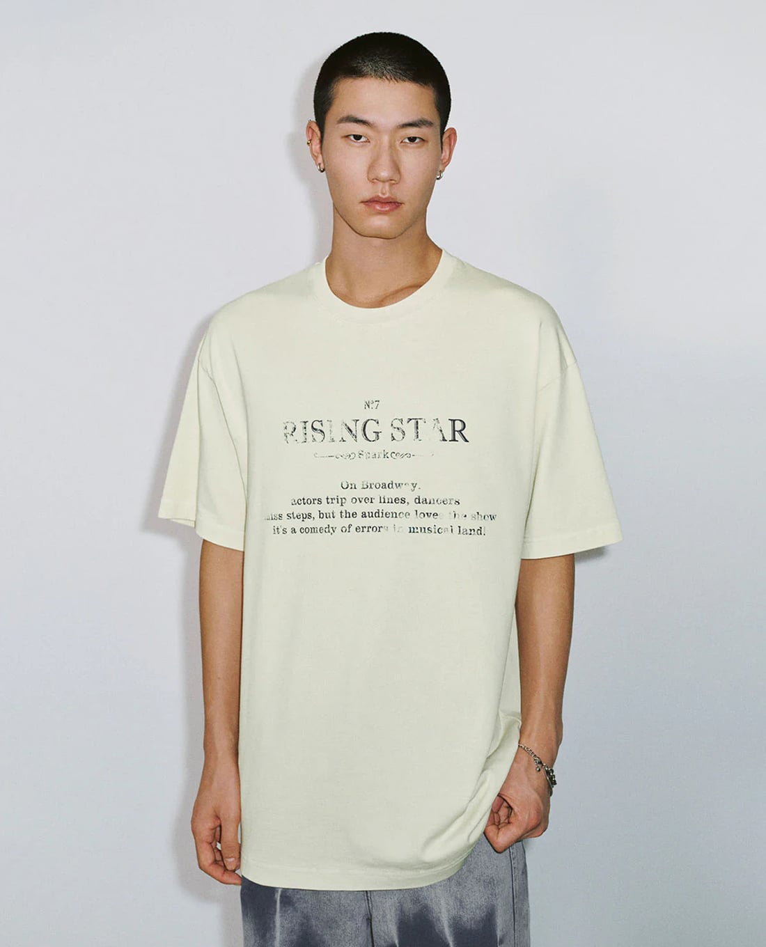 URBAN REVIVO - Áo thun nam cổ tròn tay ngắn in họa tiết