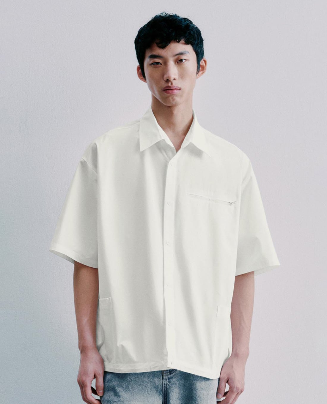 URBAN REVIVO -  Áo sơ mi nam cổ bẻ tay ngắn phối túi zip