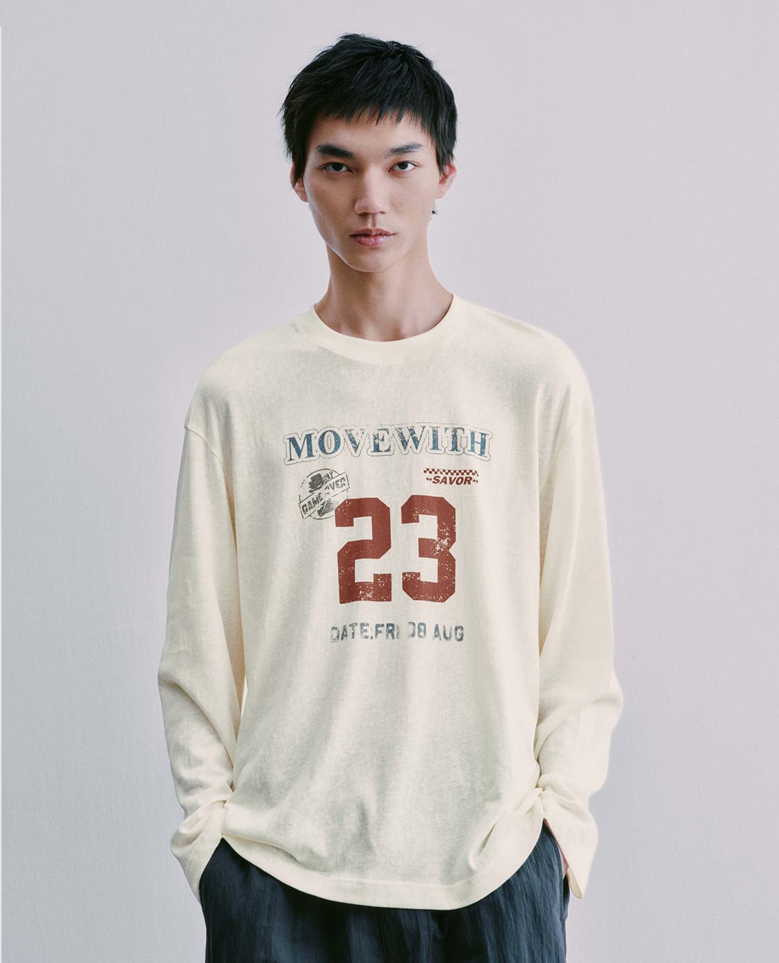 URBAN REVIVO - Áo thun nam cổ tròn tay dài in chữ vintage