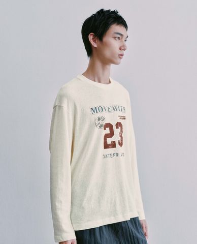  URBAN REVIVO - Áo thun nam cổ tròn tay dài in chữ vintage 