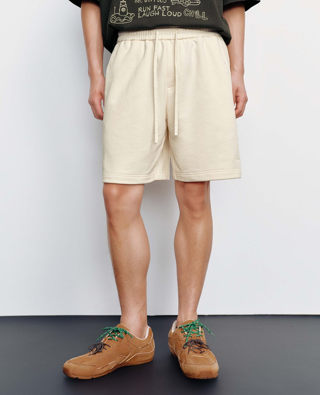 URBAN REVIVO - Quần short nam ống rộng lưng thun dây rút