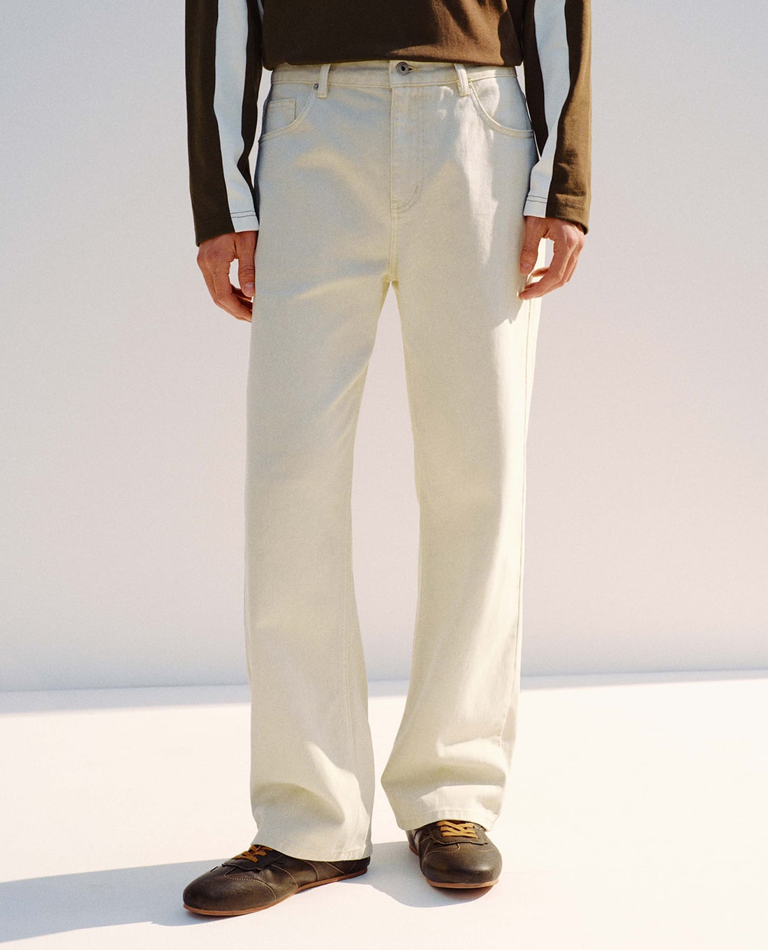 URBAN REVIVO - Quần jeans nam ống rộng tối giản