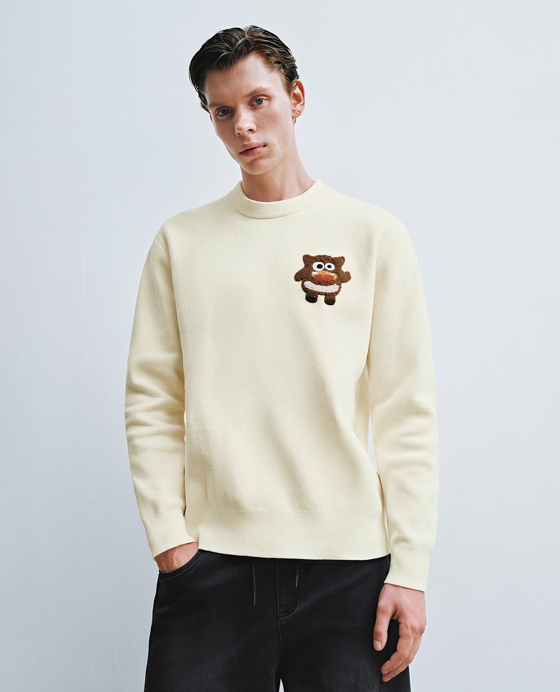 URBAN REVIVO - Áo dệt kim nam cổ tròn tay dài phối họa tiết