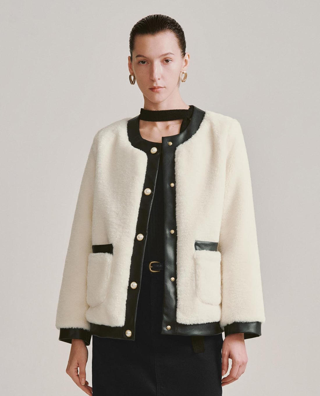 URBAN REVIVO - Áo khoác lông nữ cổ tròn tay dài phối viền